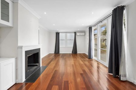 Modern Cottage Retreat in a Quiet Narrabundah Street - Photo 3