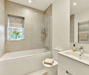 A furnished and high specification detached house in a small gated ... - Photo 6