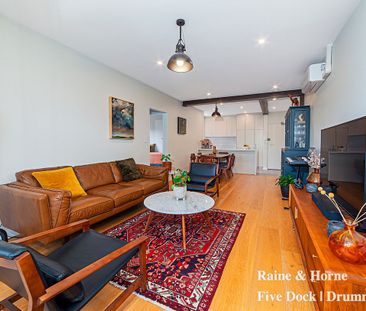 Chic 2-Bedroom Apartment in Prime Location - Photo 2