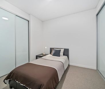 Stylish & Light-Filled Apartment in the Sought-After Park Rise Complex - Photo 4