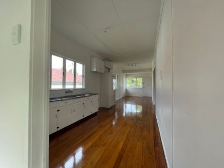 Century 21 Presents - Air Conditioned Home - Polished Timber Floors - Photo 2