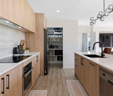 Modern 5-Bed, 2-Lounge Home on Large Section - Photo 2