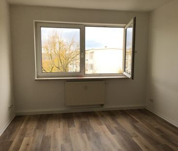 Sanierte 3-Raum-Wohnung mit Balkon und Wanne in ruhiger Lage - Photo 1