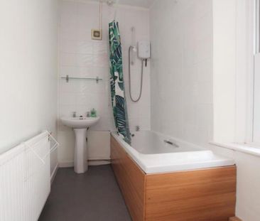 A spacious second floor one bedroom property with great views over ... - Photo 3