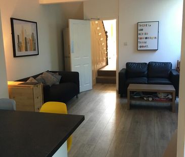 6 bedroom terraced house to rent - Photo 1