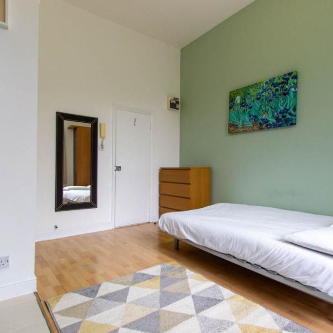 Flat 03 West Cromwell Road, Earls Court SW5 9QL - Photo 1