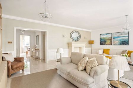 A brand newly renovated three bedroom apartment with 24/7 concierge. - Photo 2