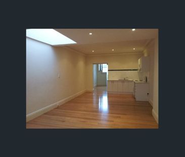 Bright & Spacious One-Bedroom Apartment in a Prime Inner-City Location - Photo 1