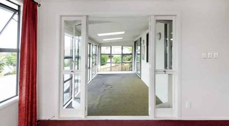 Sunny 3 - Bedroom Family Home (Upstairs Only) - Great Condtion - Photo 3