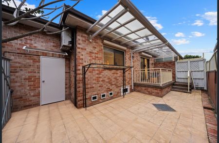 Front 2 Bedroom Villa with Lock up Garage - Photo 2