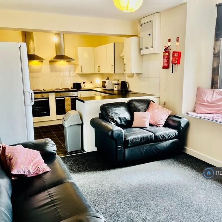 8 bedroom flat to rent - Photo 1