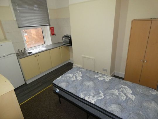 1 bed Studio Apartment - To Let - Photo 1