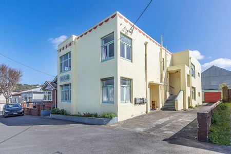 Character 2-Bedroom Art Deco Flat in Newtown - Photo 2
