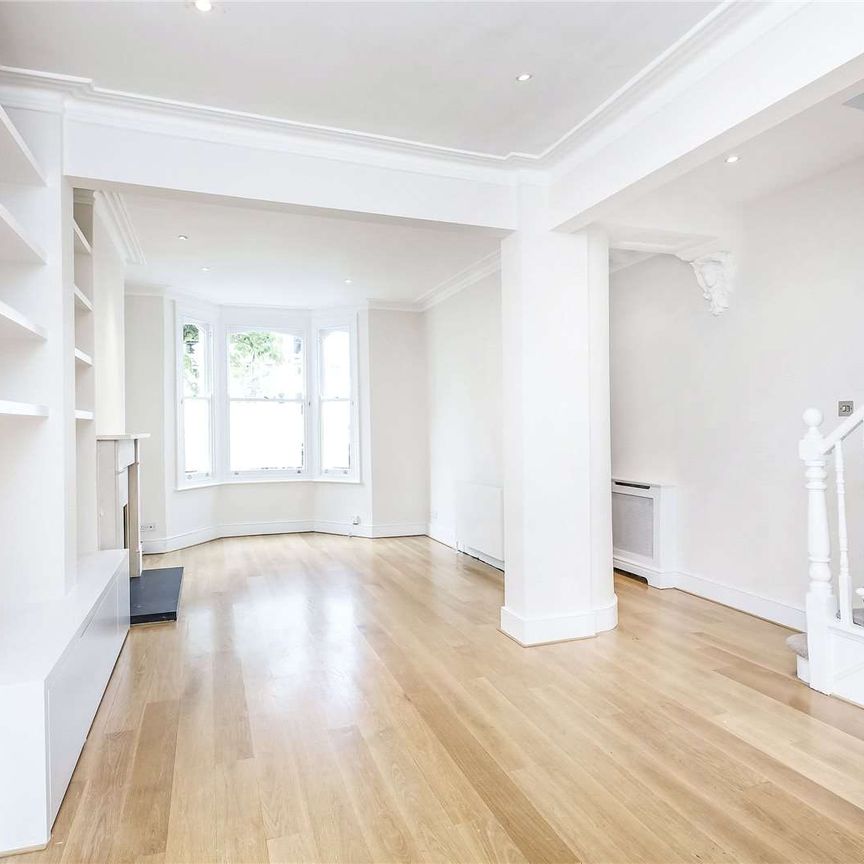 Stunning four bedroom family house in the heart of Parsons Green with double reception, fabulous contemporary kitchen / dining room, 4 bedrooms and a decked garden. - Photo 1