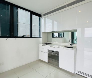 High level one bedroom apartment with stunning view in Chippendale - Photo 4