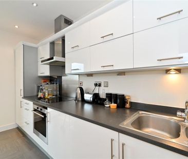 2 Bed Penthouse, Eluna Apartments, E1W - Photo 4