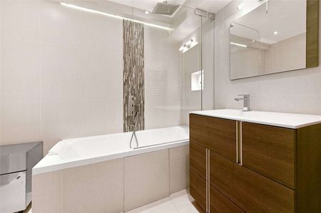 A bright two bedroom apartment with a private entrance, private patio space as well as access to the beautiful Brompton Square Communal Gardens - Photo 3