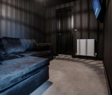 New Luxury Studios, w/ Cinema Room 🎬 - Photo 1