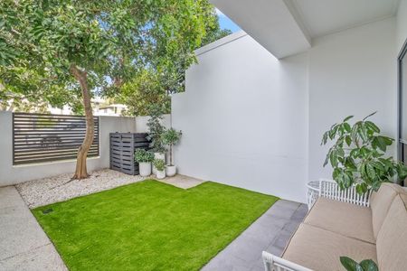 This Spacious Townhouse is beautifully designed & impeccably presented. Professionals will enjoy an abundance of space, comfort and serenity. - Photo 4