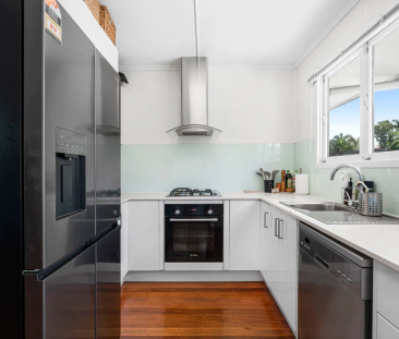 Family-Friendly Bayside Living with Space, Style & Comfort - Photo 2