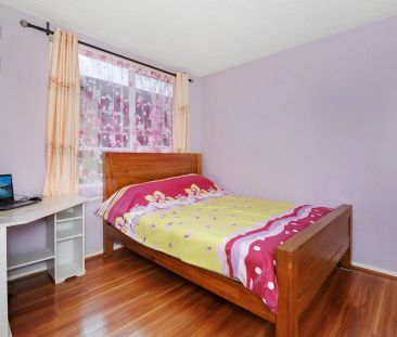 Bright and airy apartment with leafy outlook - Photo 4