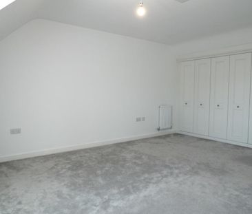 4 bedroom semi-detached house to rent - Photo 3