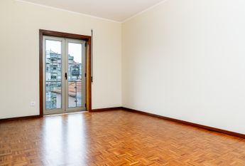 2+1 Bedroom Apartment in Canidelo (Remodeled)