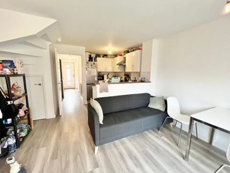1 bedroom in a flat share to rent - Photo 3