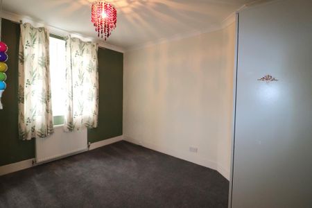 3 bedroom end of terrace house to rent - Photo 4