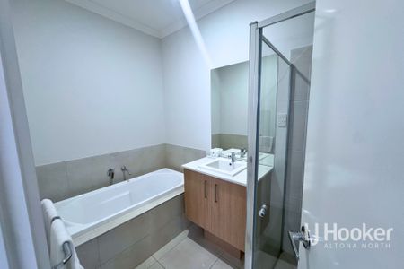 Spacious 4-Bedroom Family Home in Harpley Estate - Werribee - Photo 3