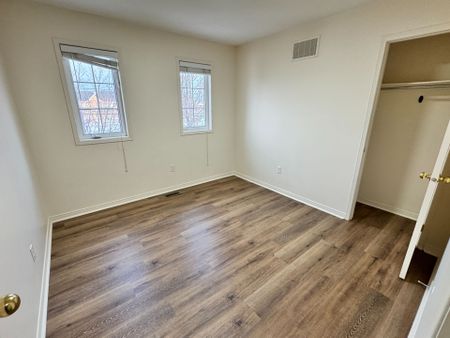 For Lease - 594 Courtney Valley Road, Mississauga, Ontario - Photo 4