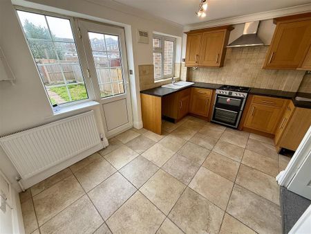 2 bedroom end of terrace house to rent - Photo 4