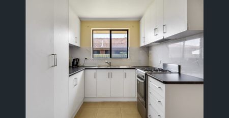 Well maintained homette in sought after location - Photo 3