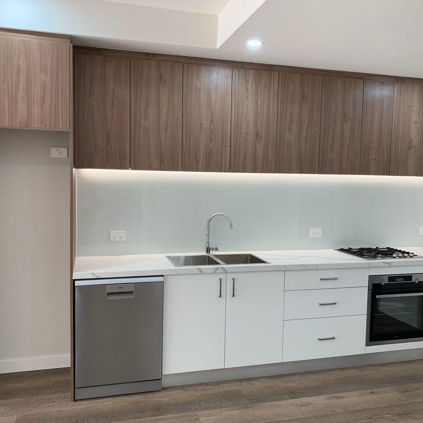 Stylish 2 Bedroom Unit On Ground Floor - Photo 1