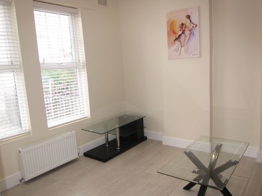 1 Bed Flat, Vant Road, SW17 - Photo 1