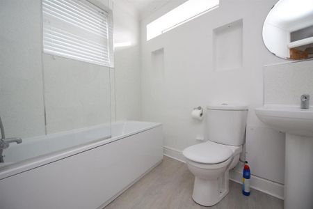 4 bedroom end of terrace house to rent - Photo 3