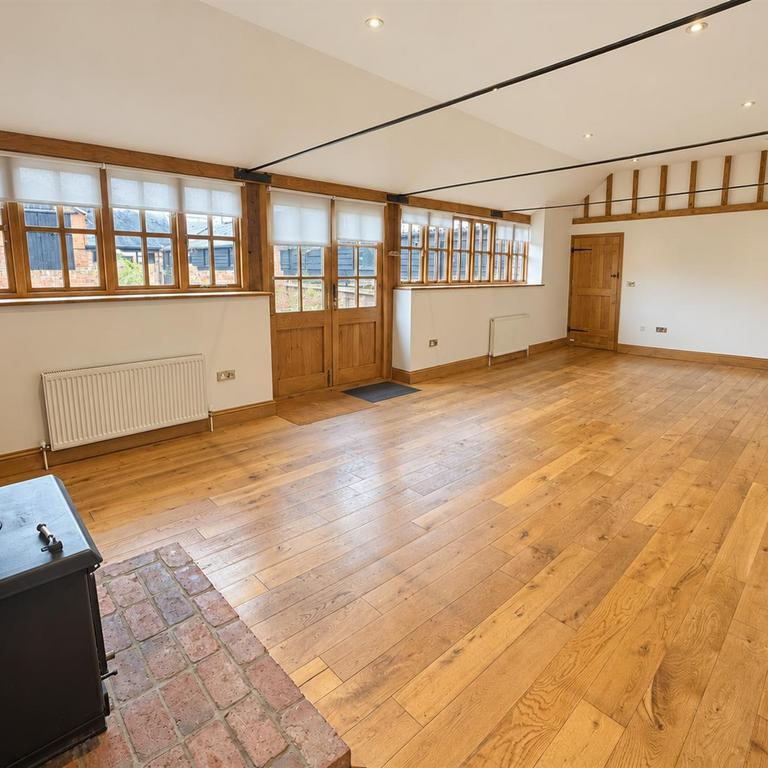 4 bedroom barn conversion to rent - Photo 1