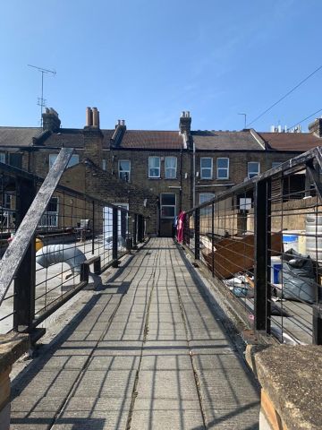 Studio Flat, Heron Mews, IG1 - Photo 2