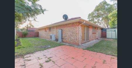 3 Bedroom home in great location in Minto !! - Photo 2