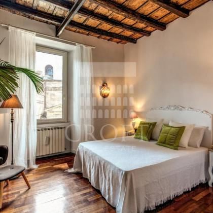 Trastevere: Furnished, modern and renovated 2 bedroom, 2 bath, living, high ceilings and parquet floors. Bright, original wooden ceilings, near shops and services. Ref 1361 - Foto 2