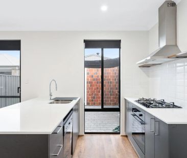 Modern home in new Lakelands. - Photo 4