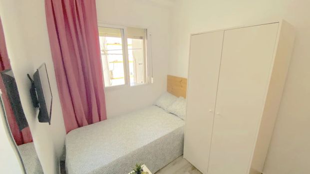 Room in a shared 4-bedroom apartment for rent in La Palmilla. - Photo 1