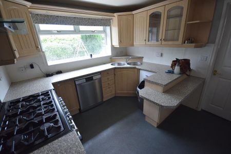 4 bedroom detached house to rent - Photo 5
