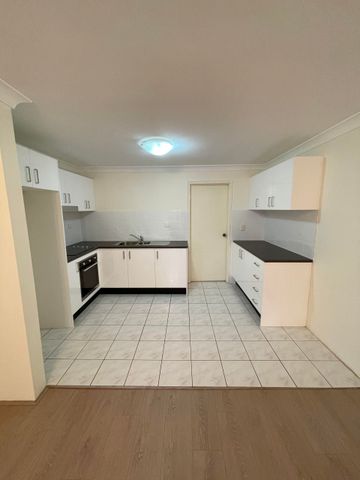 Modern Townhouse in the Heart of Dulwich Hill ! - Photo 3