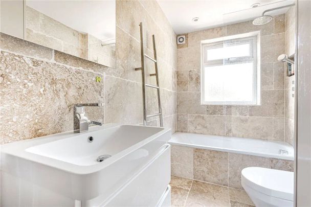 2 bedroom flat in Chiswick - Photo 1