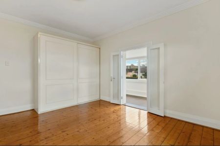 Top-Floor Art Deco Apartment in Boutique Block of Four - Photo 3