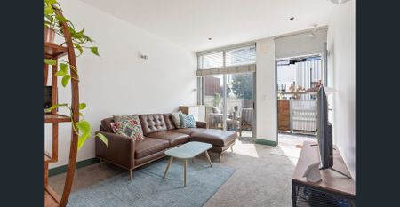 Waterfront City Lifestyle – Fully Furnished and Filled with Light - Photo 4