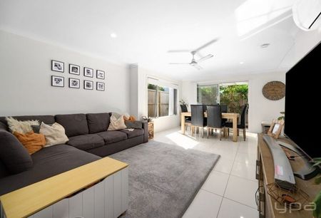 Modern townhome living with fresh upgrades - Photo 3