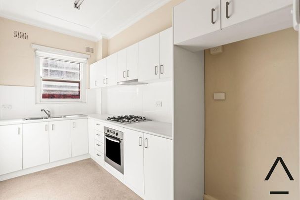 Bright & Breezy 1-Bedroom Apartment Just Steps from Bondi Beach - Photo 1