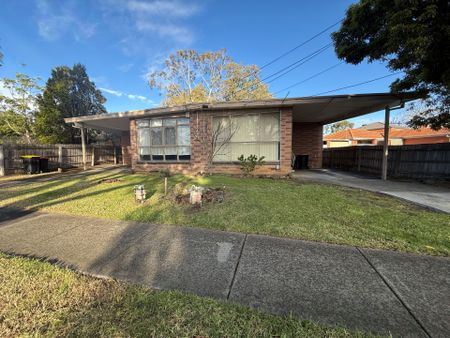 Spacious 3-Bed Home with Large Backyard - Photo 4